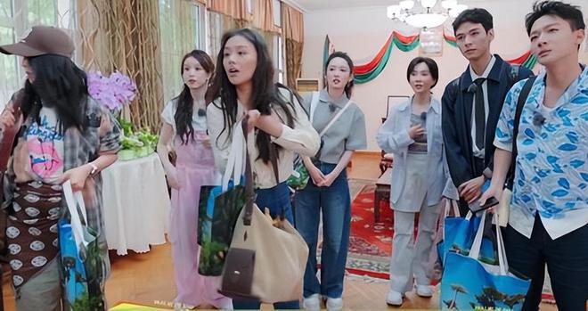 点”的李沁惊艳整个人面相变了惊鸿一瞥CQ9电子有限公司一档综艺被“一脸斑(图16)