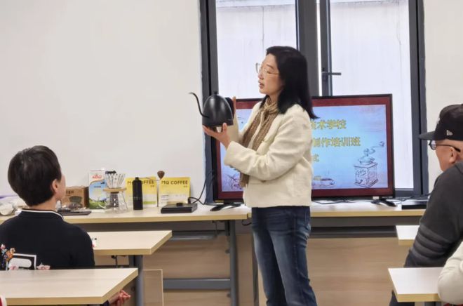 员在这里“玩转”手冲咖啡CQ9电子版入口银发学(图2)